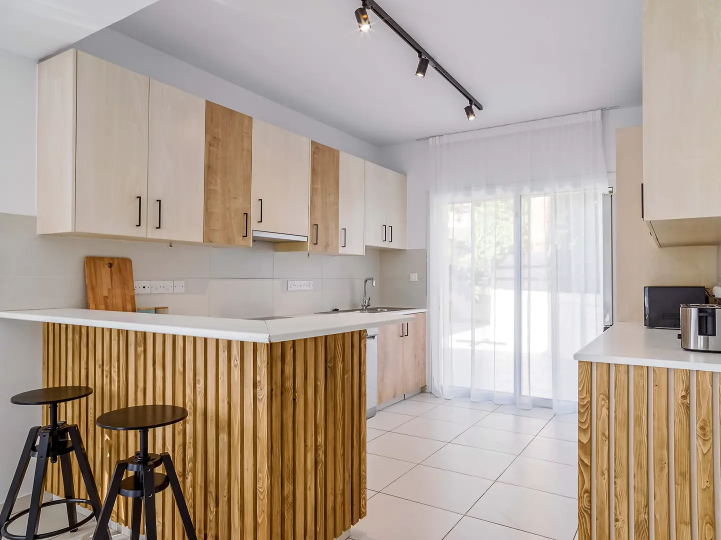 LAMBIS HOUSE – photo 6 of 15