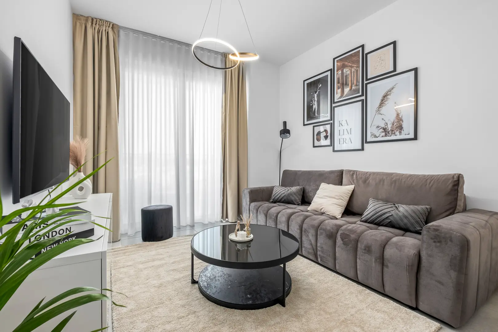 UNIVERSAL RESIDENCES C I