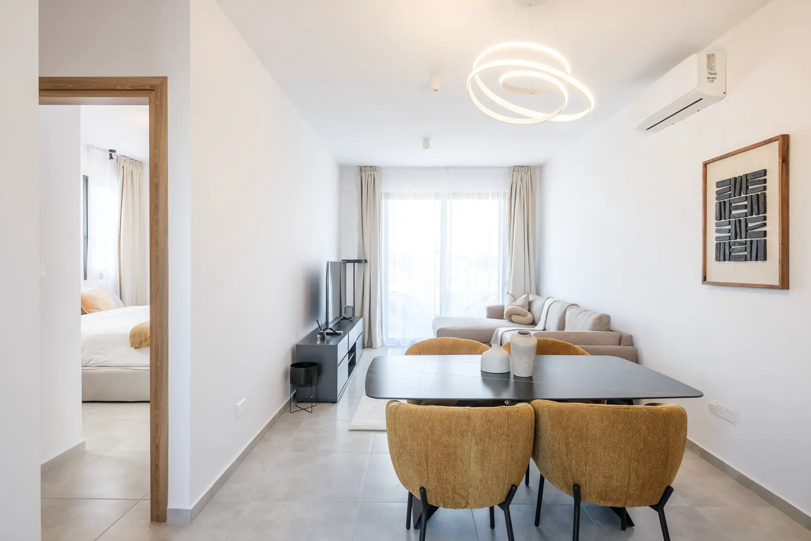 UNIVERSAL RESIDENCES B I